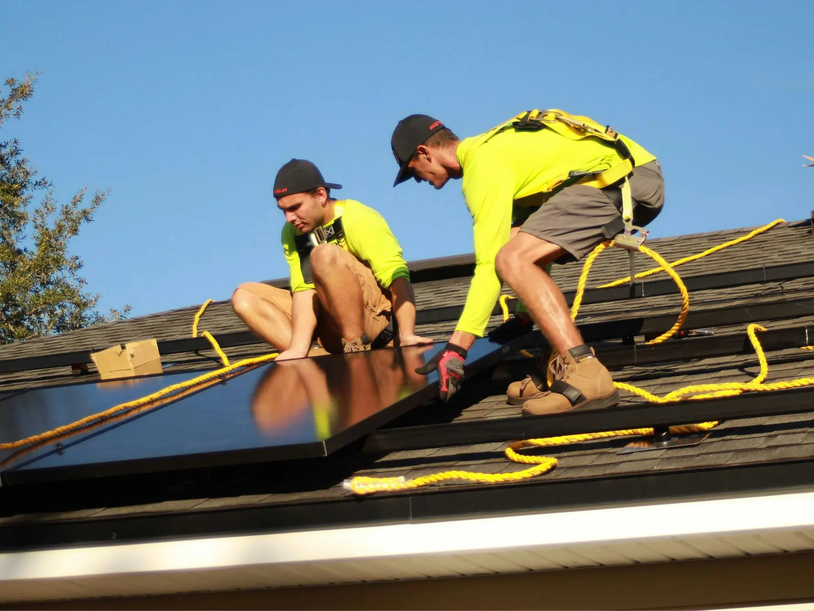 SolTak-teamet installerar solpaneler